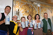 Die Wirte Peter und Gerda Reichert, Jürgen Kirner und Gitti Walbrun stoßen schonmal auf die Wiesn 2018 an (©Foto. Martin Schmitz)